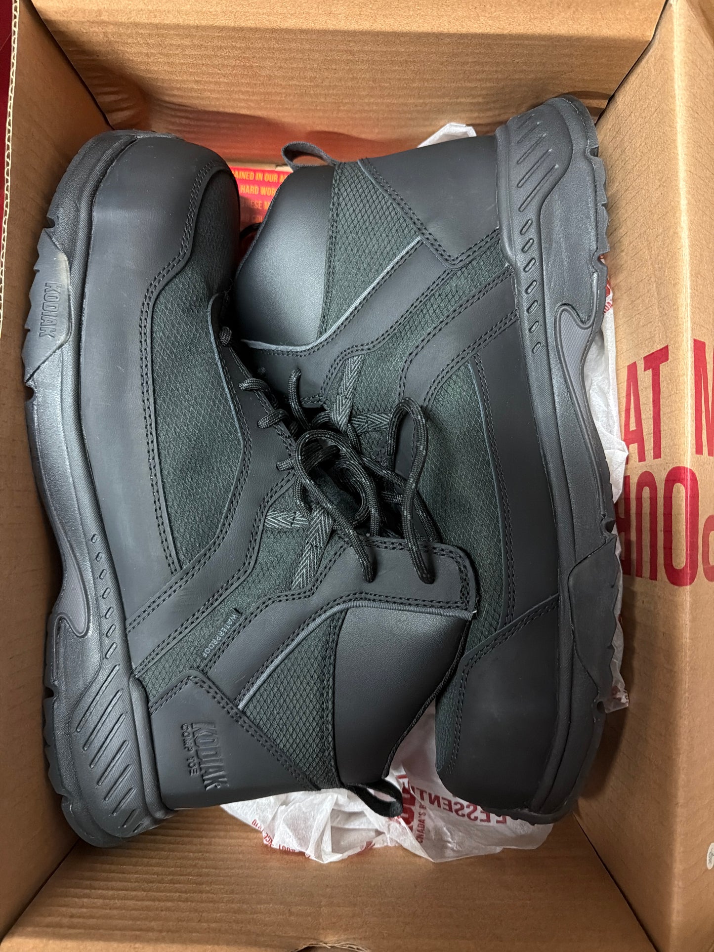 Kodiak MKT1 Men

€™s Composite Safety Toe Waterproof Work Boot 

 Black/Gray product image